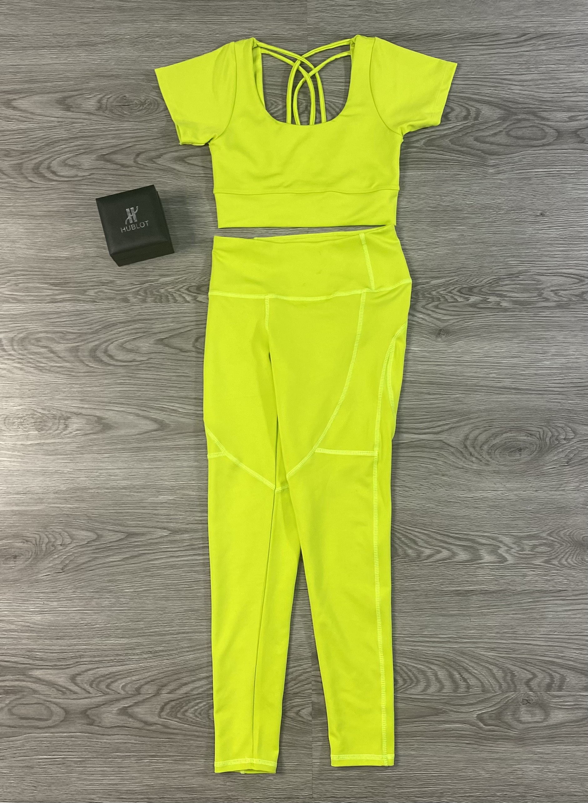 Bộ đồ tập thể thao nữ quần dài áo croptop kèm mút đan dây lưng chất thun lạnh co giãn tốt