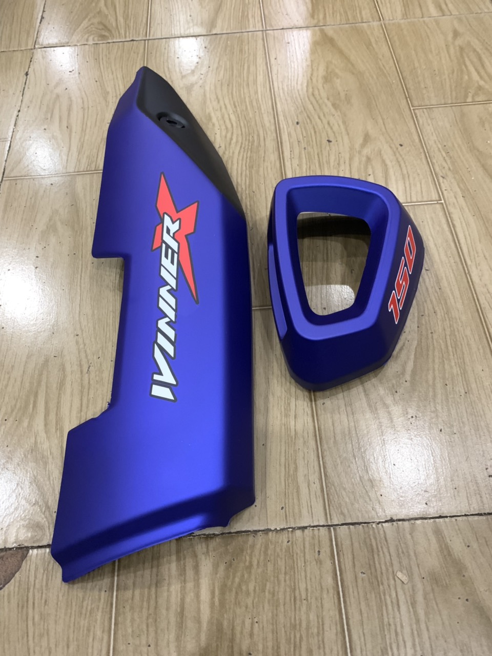 Ốp pô và chụp đích pô xe winner x màu xanh