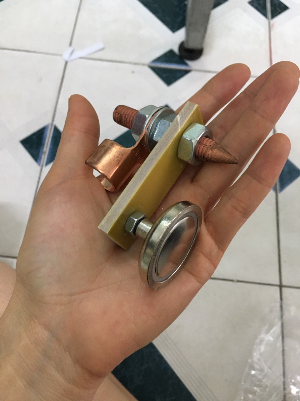 Kẹp Mát Nam Châm Lực Hút Cực Mạnh.