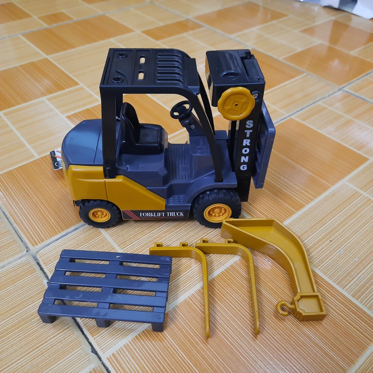 Xe nâng đồ chơi trẻ em bằng nhựa