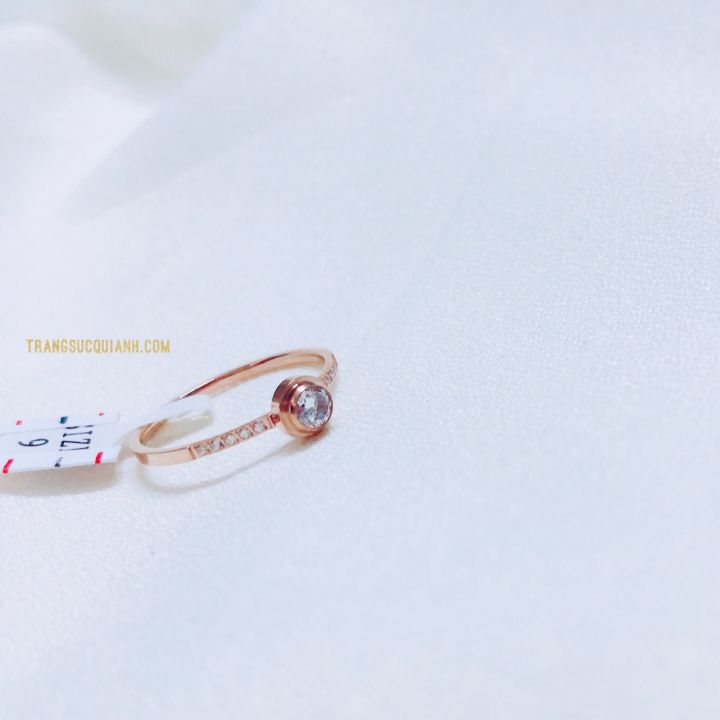 Nhẫn Titan Đính Đá Tròn Màu Vàng Hồng