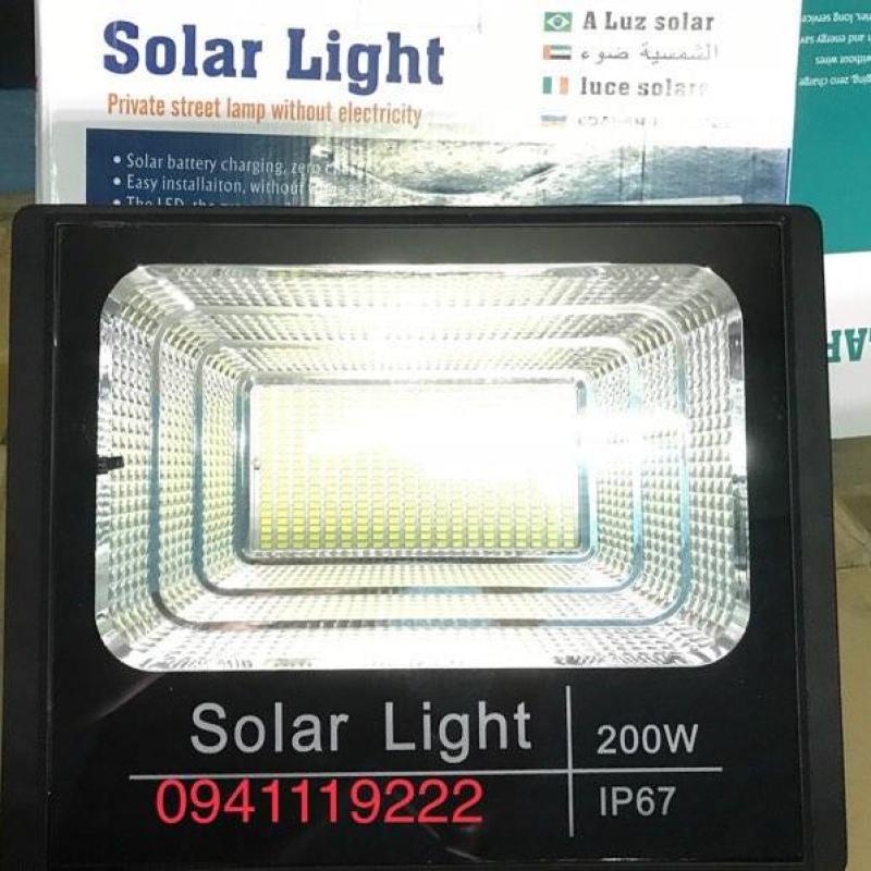 Đèn năng lượng mặt trời 200w ( 400 chip led). Thời gian nạp: 3-4 tiếng Ánh sáng trắng Có điều khiển từ xa tiện lợi và thông minh