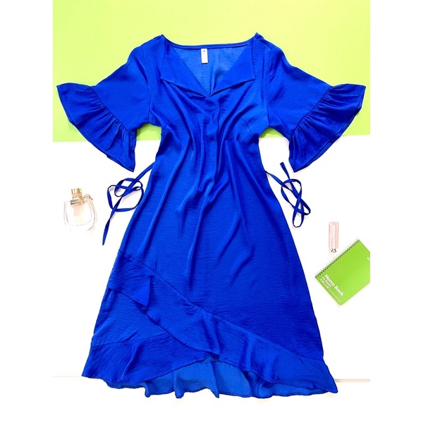 Đầm lụa tay loe cổ V  có dây cột eo Infashion