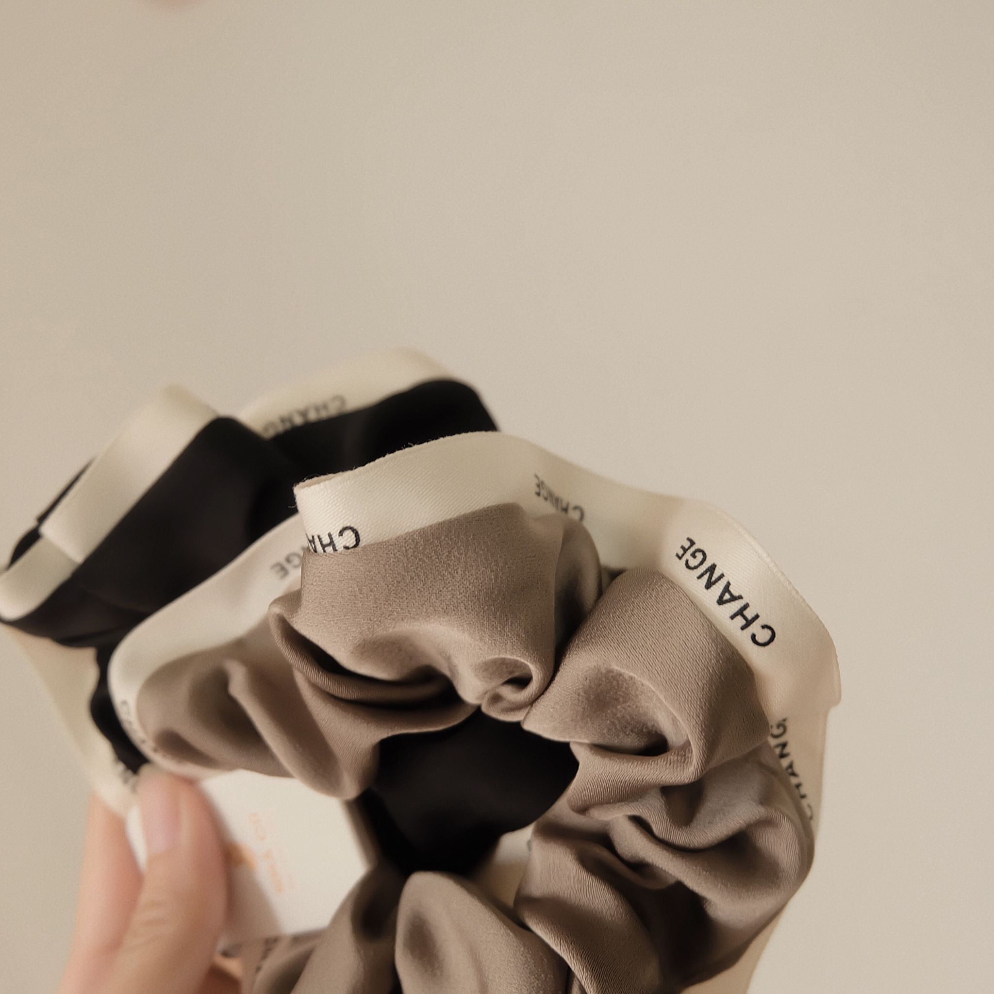 Cột Tóc Scrunchies Có Viền Sang Trọng Chữ Change Để Búi Tóc