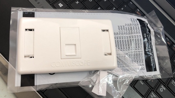 Mặt nạ mạng Commscope Wallpate 1 cổng, 2 cổng lắp âm tường