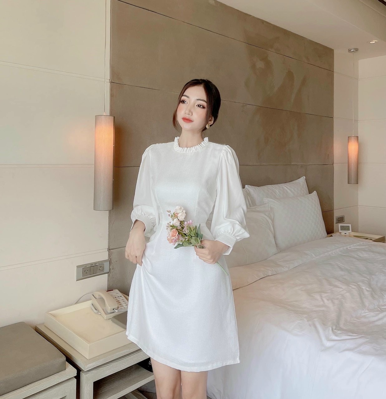 Đầm trắng cổ tròn tay dài