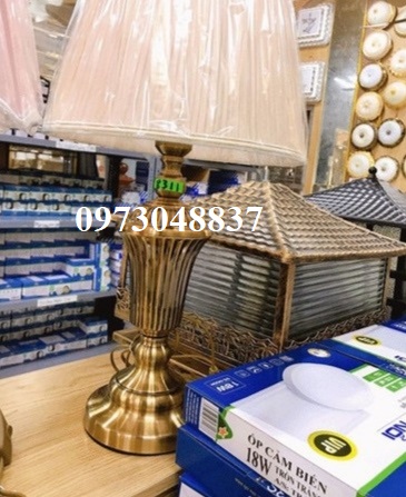 Đèn bàn - Đèn ngủ để bàn đế đồng  tặng kèm bóng LED
