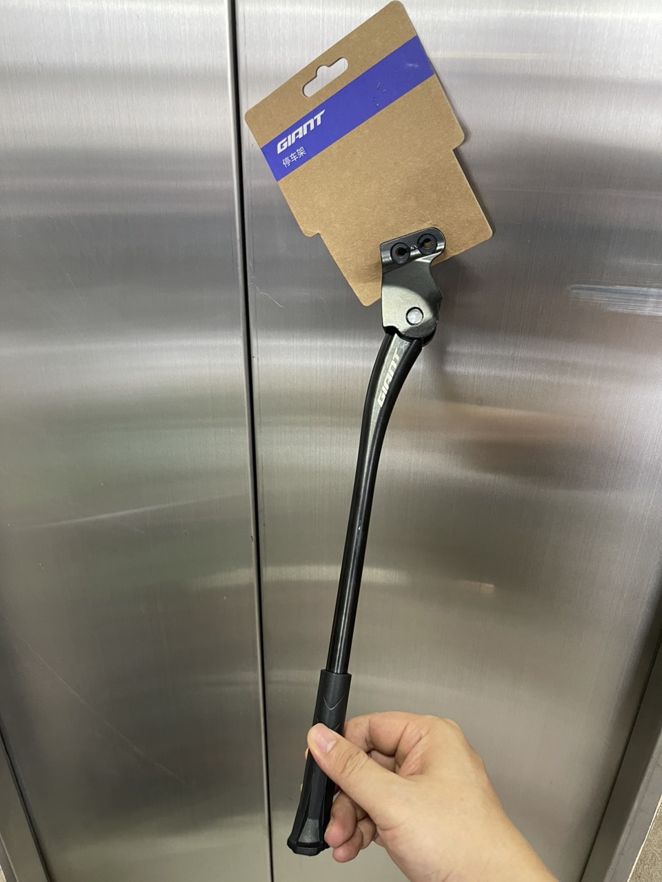 Chân chống Giant Escape bắt ren khung dưới (dùng cho cả một số dòng ATX và XTC có sẵn lỗ ren chờ)