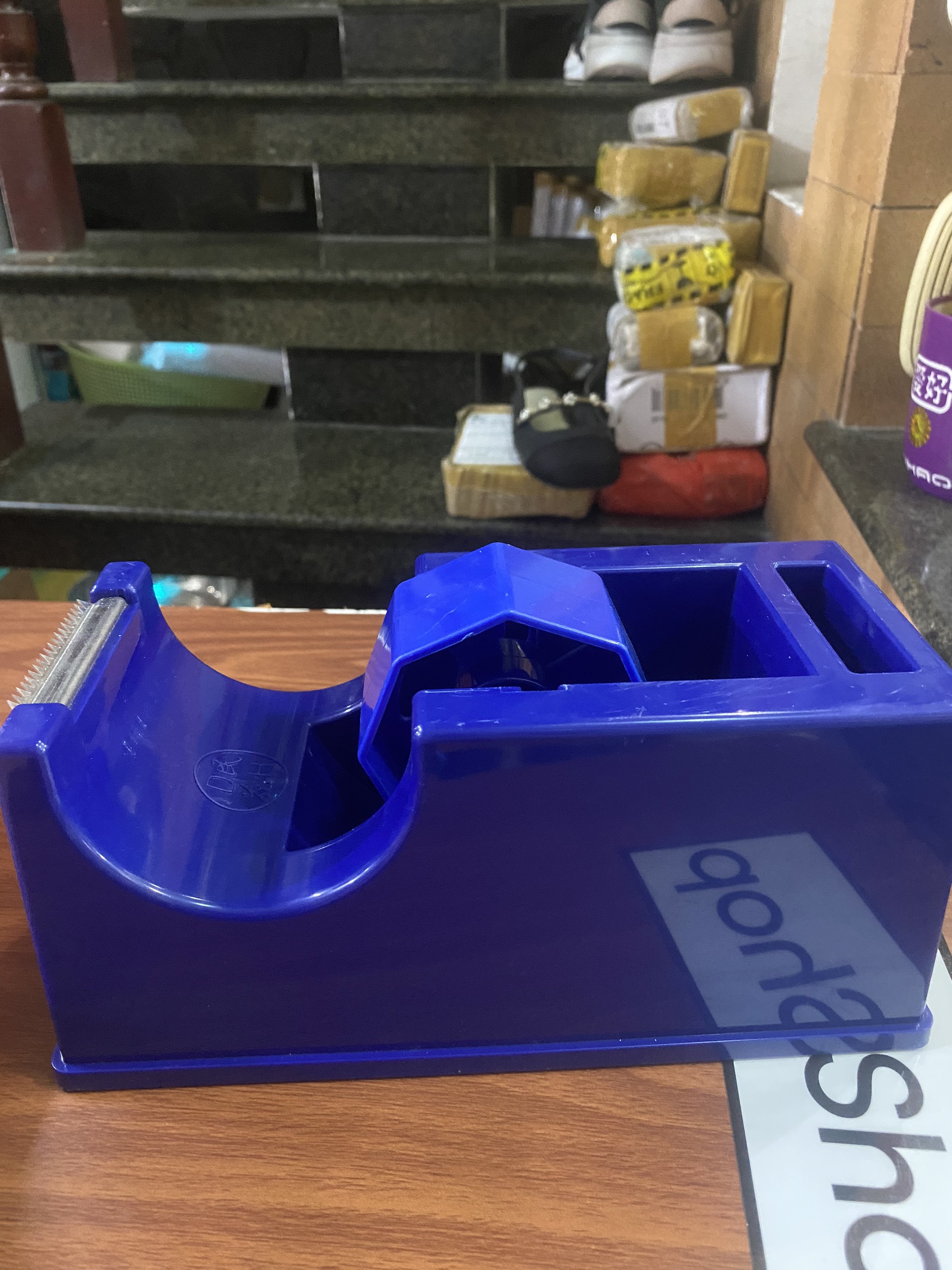 Bàn cắt băng keo để bàn dân hoa 800, nhựa abs, lưỡi dao bén, dùng cho băng keo từ 1cm - 5cm, có khay cắm bút, chính hãng