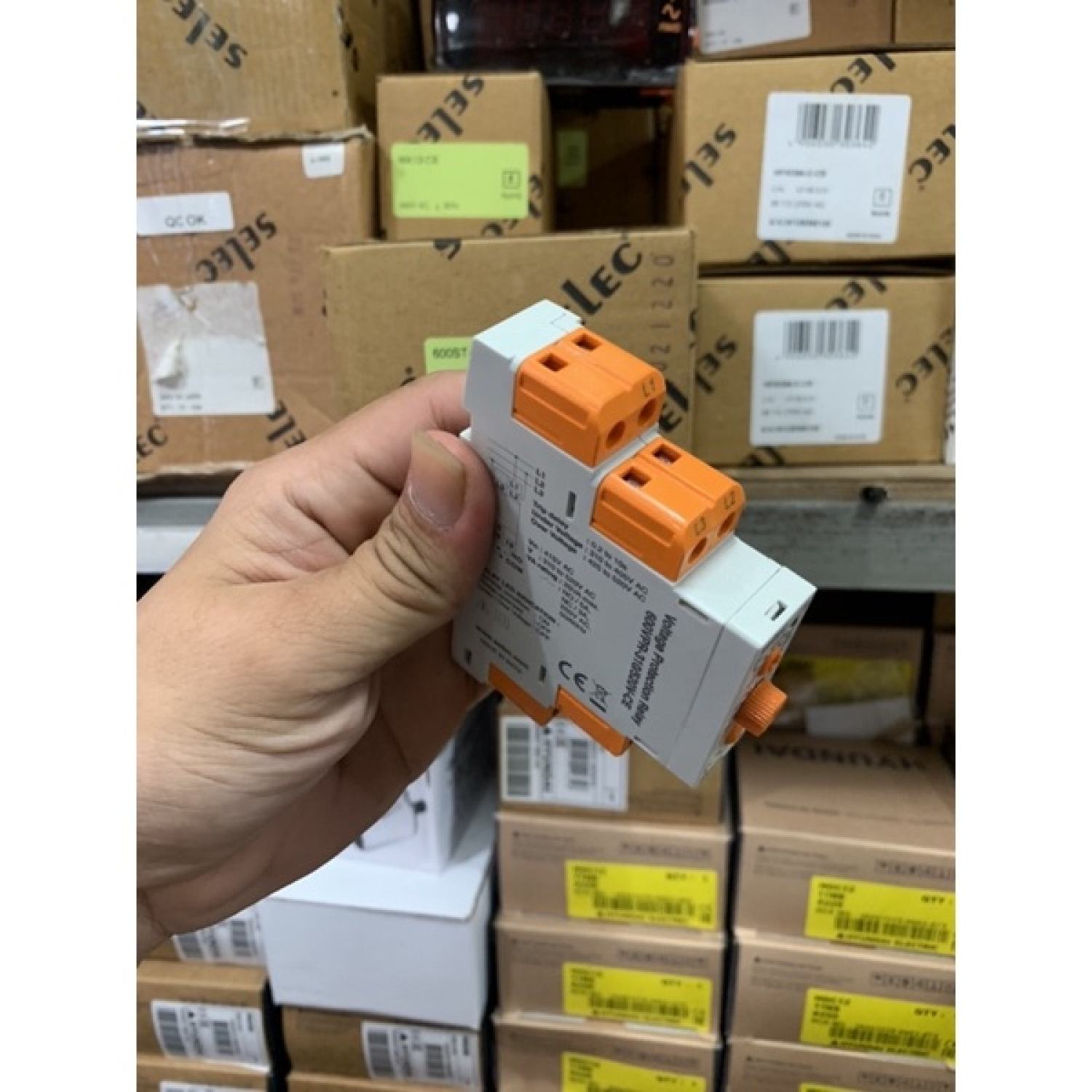 Rơ le bảo vệ điện áp 600VPR310 / 520 (3 pha) SELEC