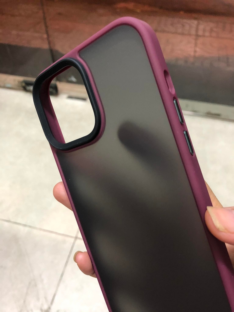 Ốp lưng iphone 13 pro viền màu lưng đen nhám mờ hiệu likgus