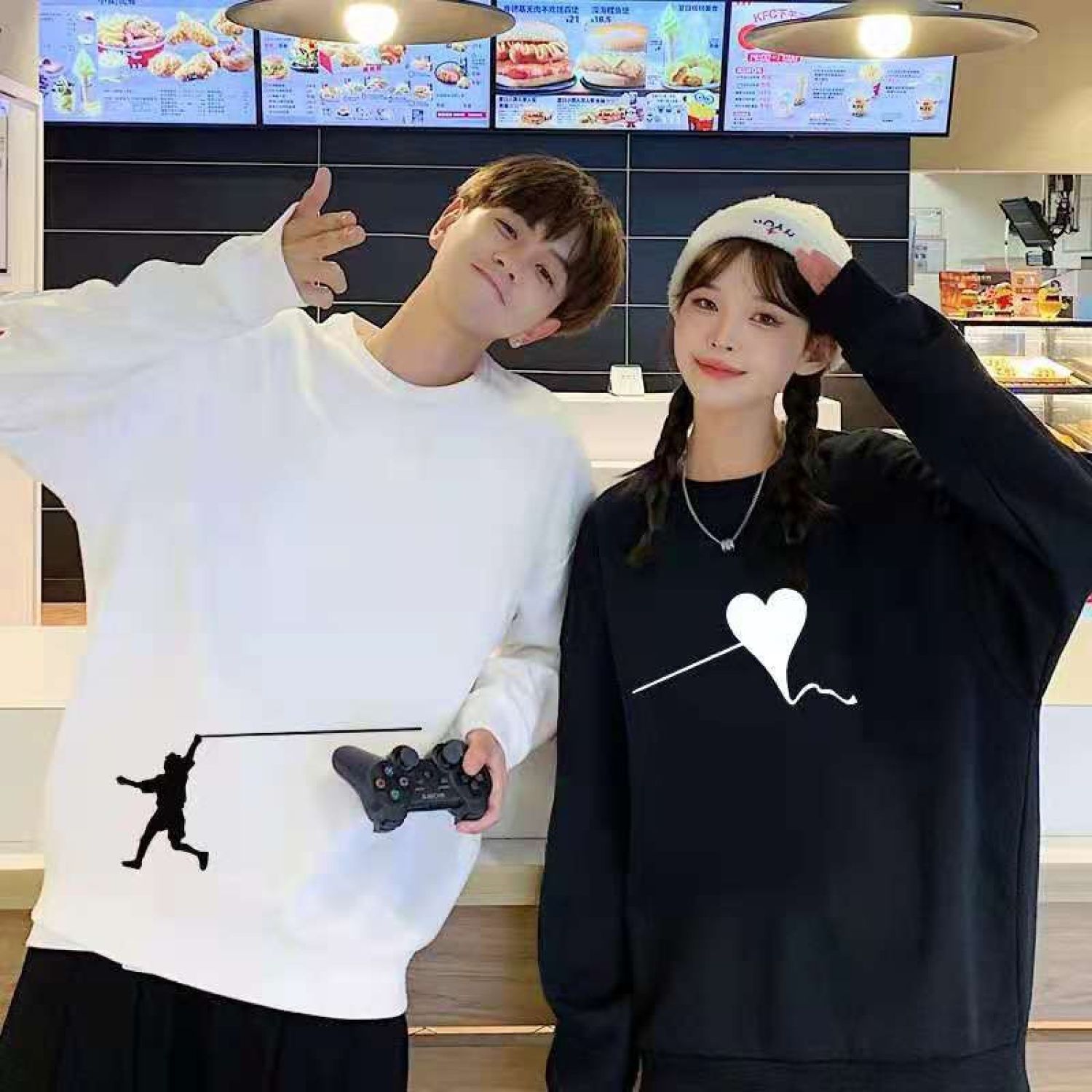 Set gồm 2 áo sweater đen trắng in hình dễ thương dành cho các cặp đôi