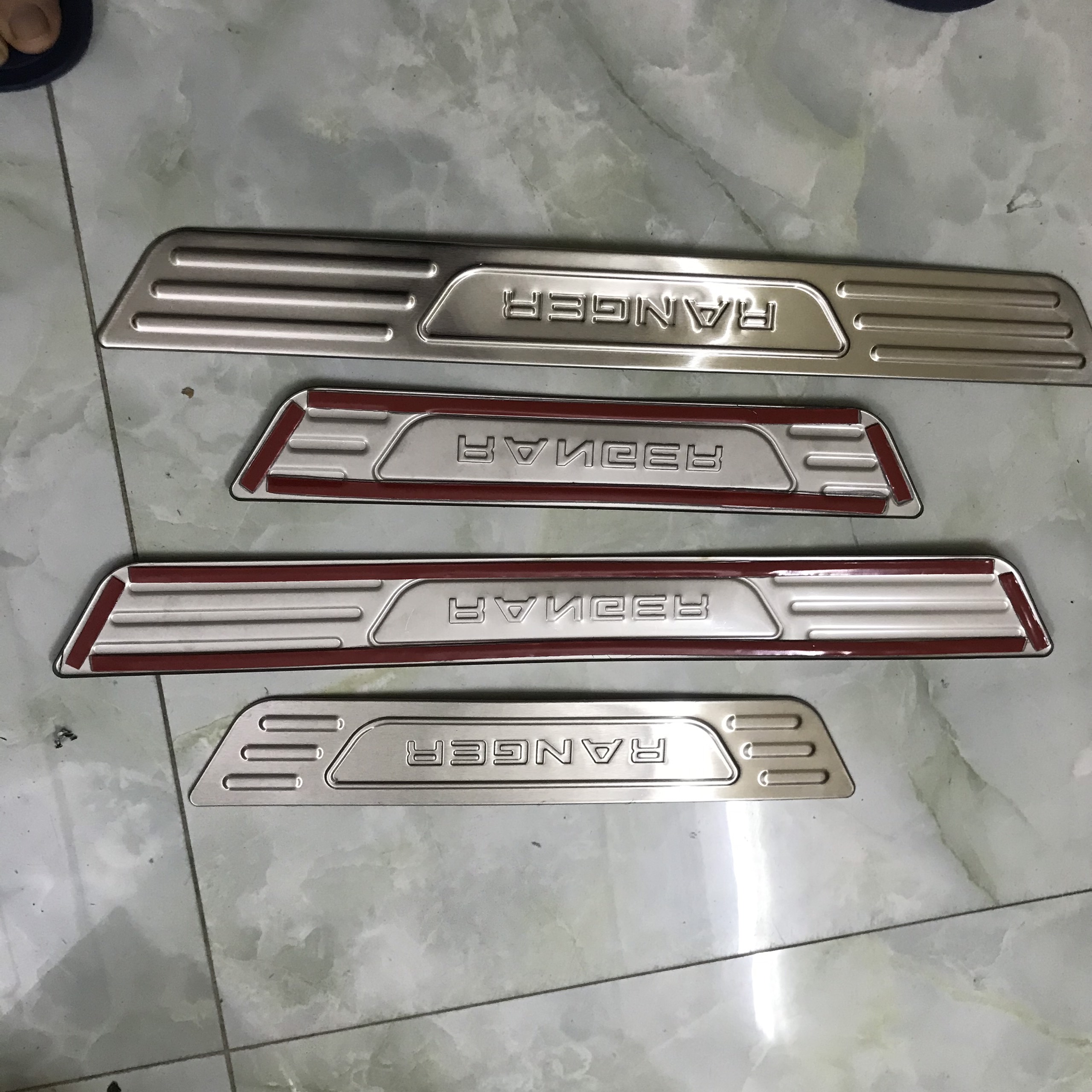 Ốp bậc ngoài INOX xe Ford Ranger 2016-2021