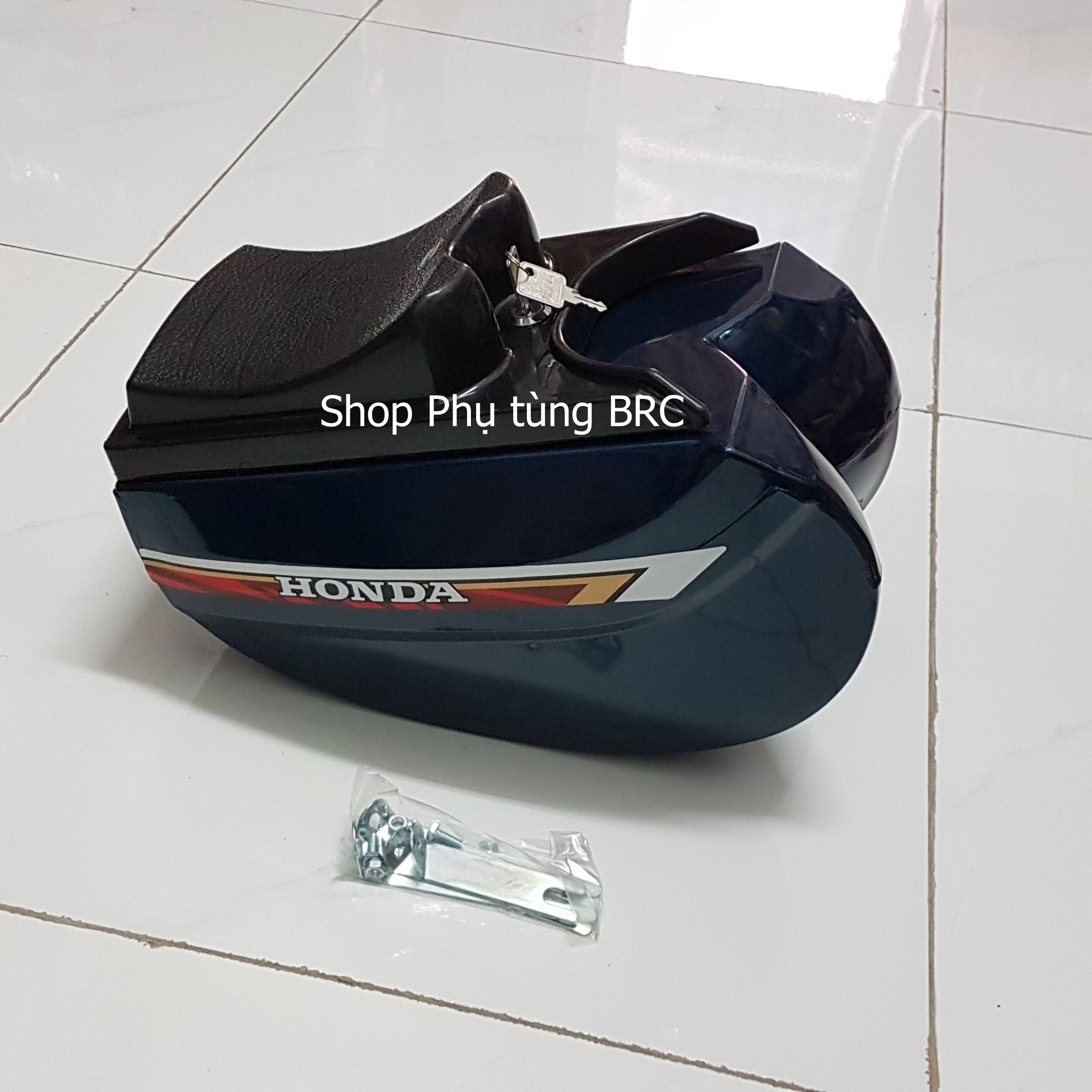 Thùng chứa đồ kiêm ghế em bé lắp cho các loại xe Dream, Wave, xe CUB 78, 81 đời cũ ( Xe Wave 110 như: RSX 110, Wave S 110, Wave A 110, Wave blade ... không lắp được).