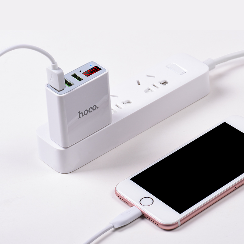 Củ sạc 3.0A có 3 cổng sạc và đồng hồ báo dòng HOCO C15