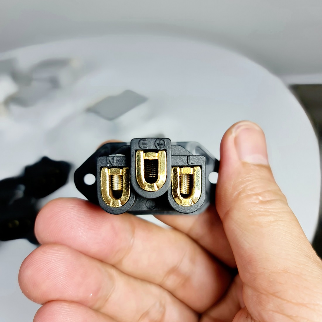 (Ảnh thật) Jack nguồn audio Furutech FI 06 cao cấp.