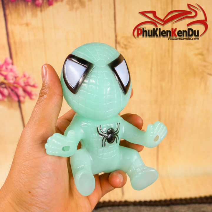 Người nhện bám đuôi xe máy