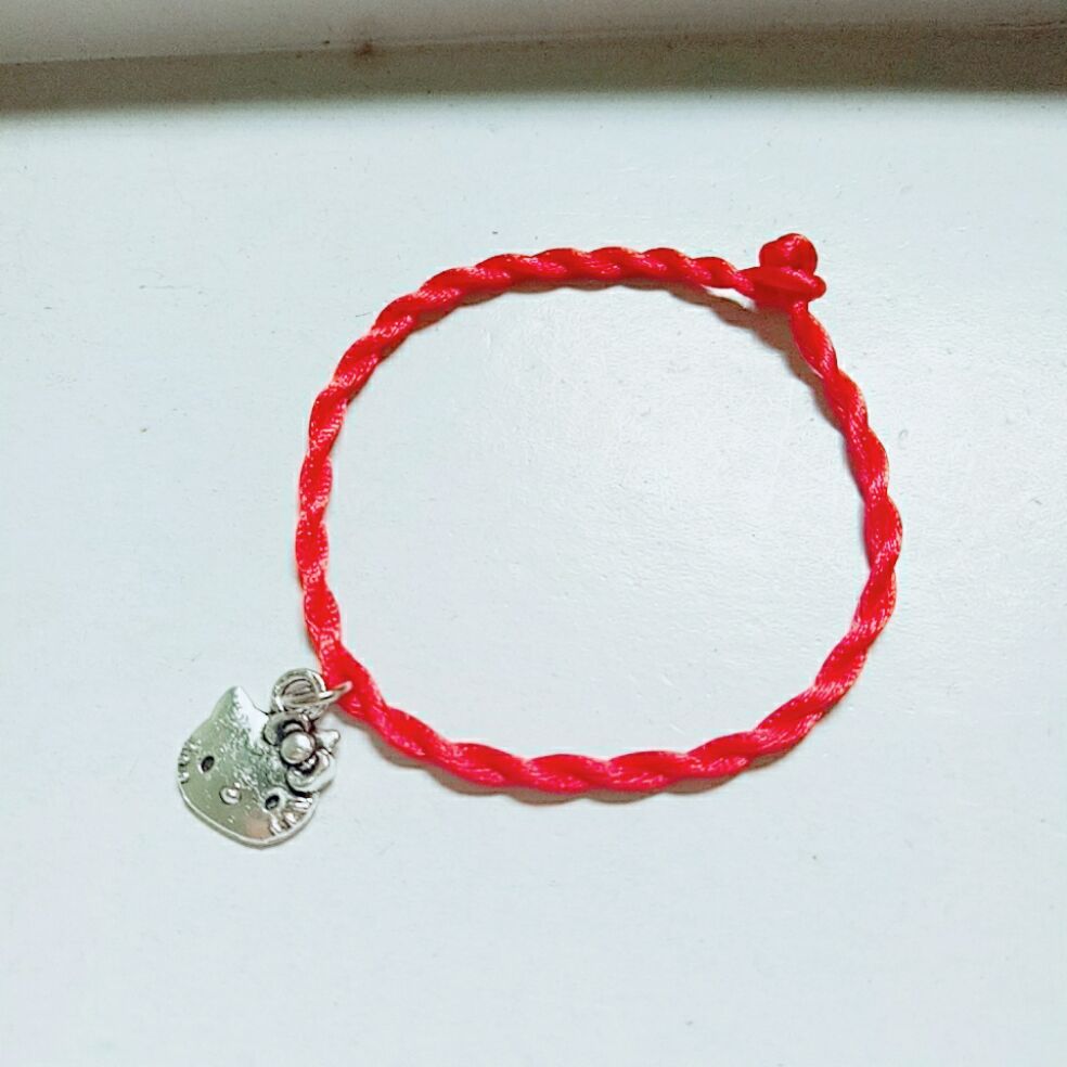 Vòng tay chỉ đỏ hình mèo kitty (ảnh thật)