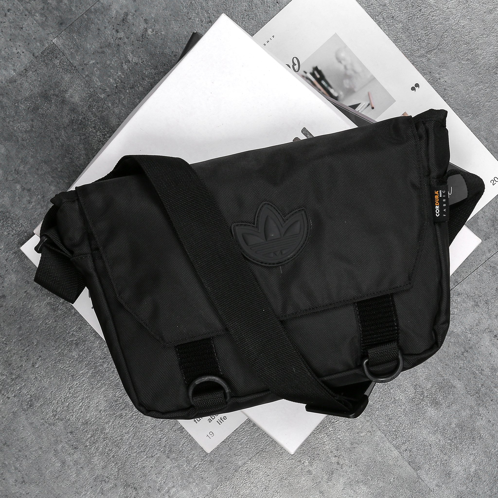 Cặp đeo chéo Adidas messenger basic dễ phối đồ chống nước đỉnh.