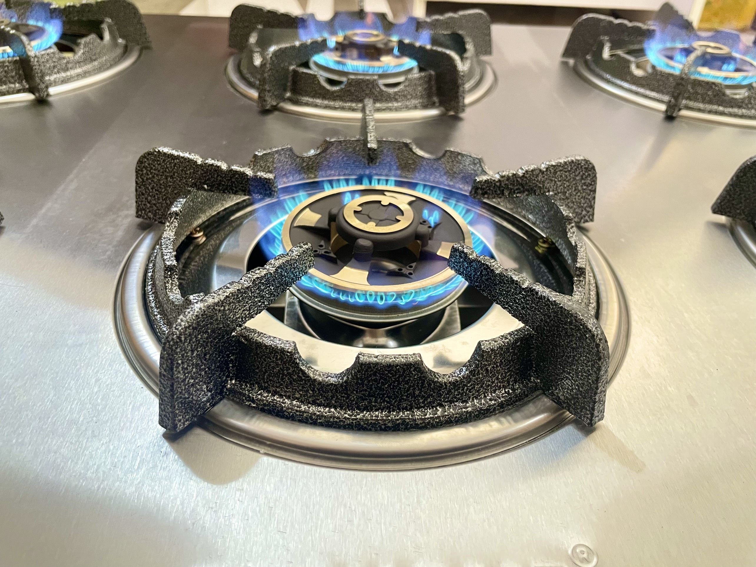 Bếp gas 6 họng cao cấp ( đầu đốt bằng đồng kiềng gang nút inox )