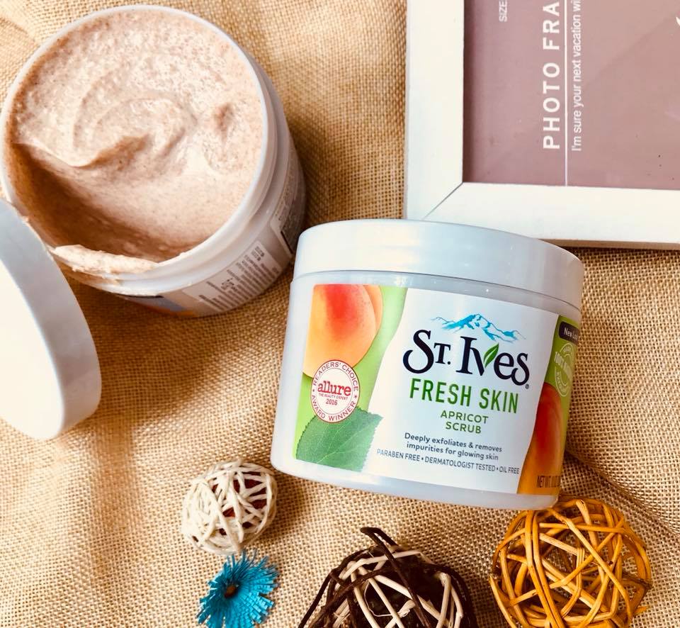 Tẩy tế bào chết ST. Ives mơ 283g