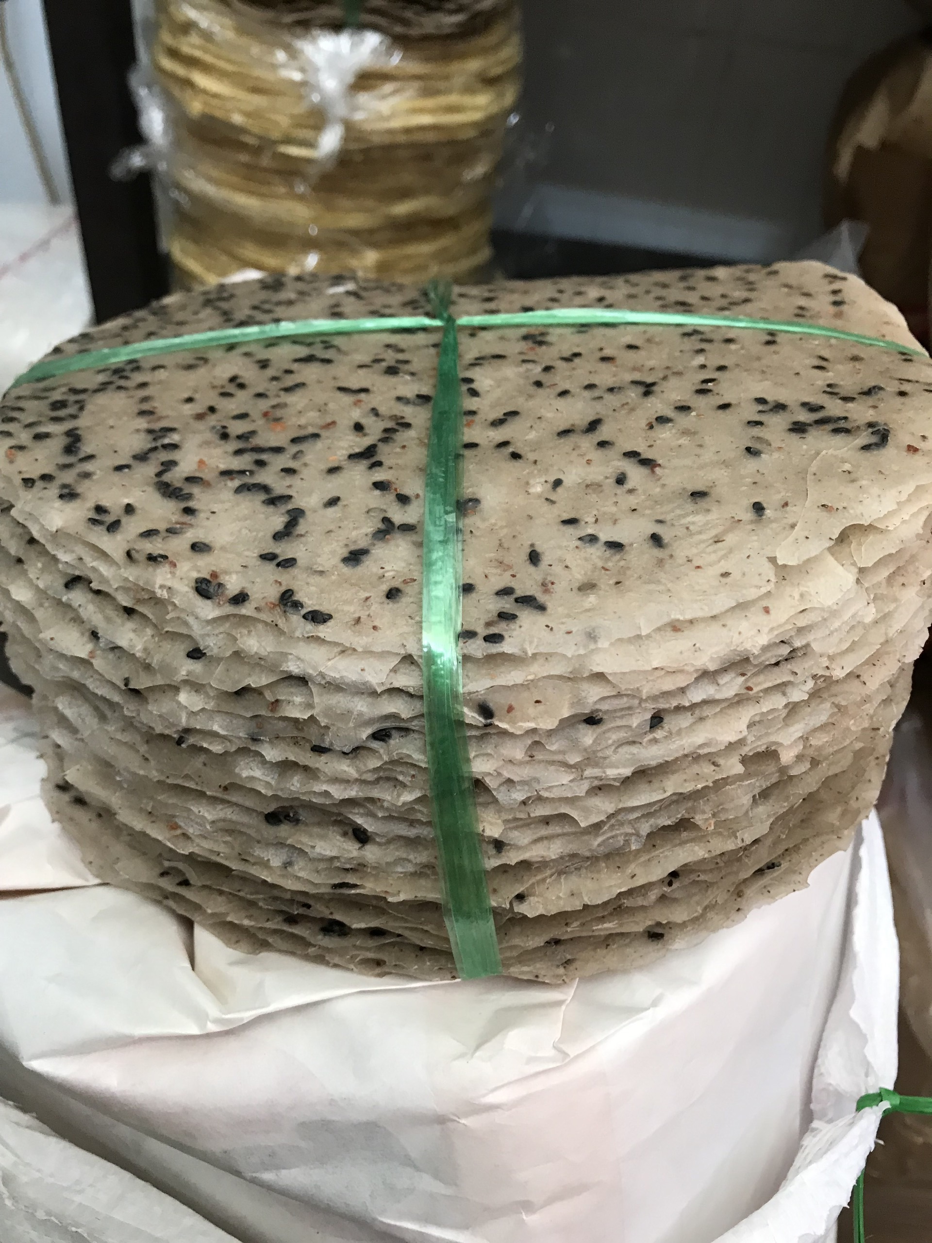 Bánh tráng mè đen cốt dừa size 20cm