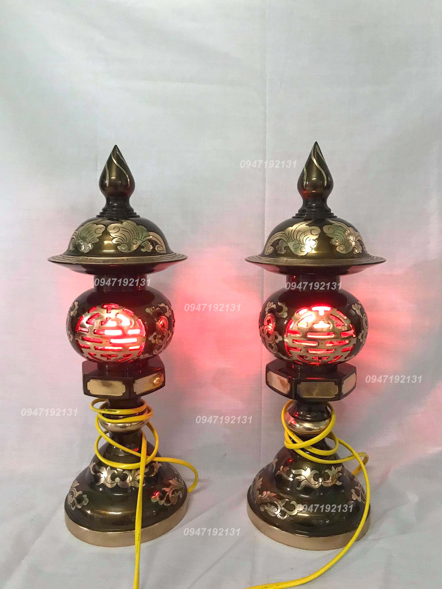 Đôi Đèn Thờ Đúc Và Làm Kỹ Bằng Đồng Đỏ Nguyên Chất