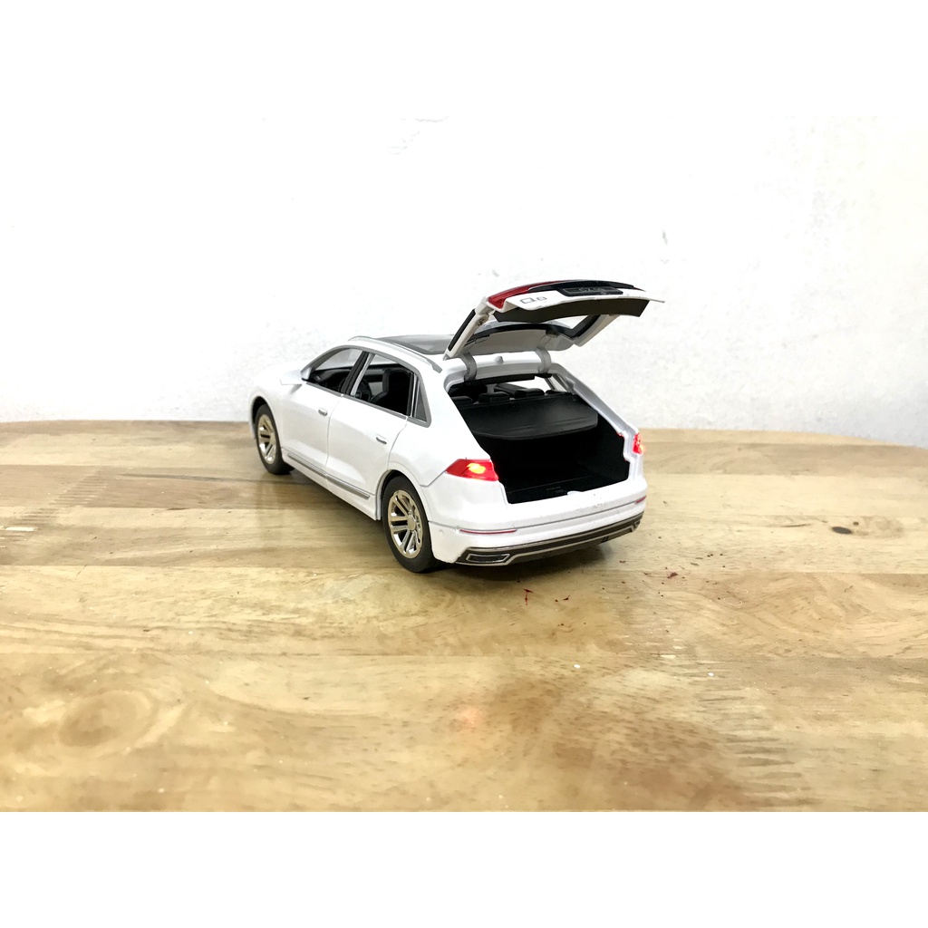 Mô hình xe Audi Q8 _ Tỷ lệ 1:24