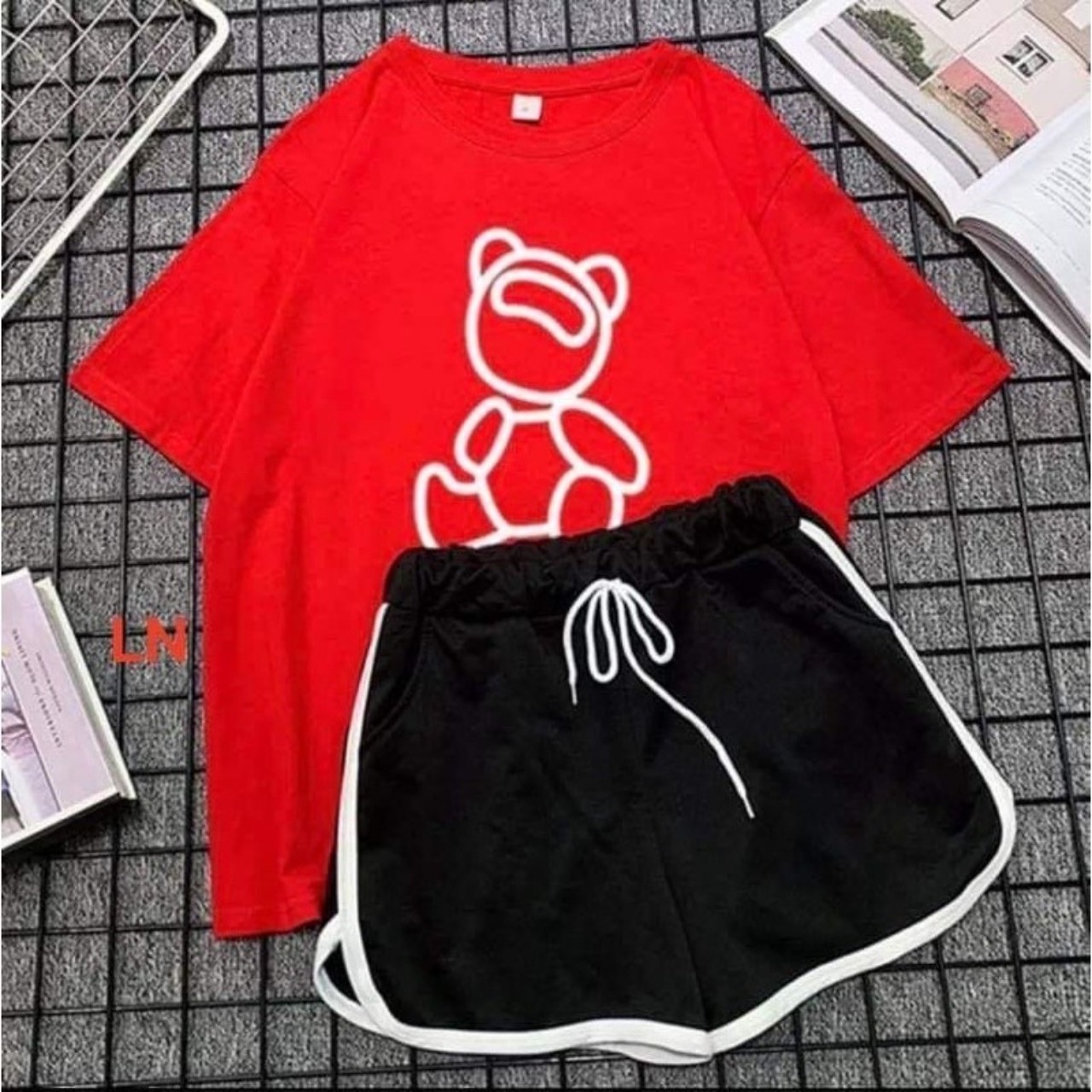 SÉT BỘ ĐỒ GẤU NGHIÊNG ĐẦU CƯỜI SIÊU DỄ THƯƠNG