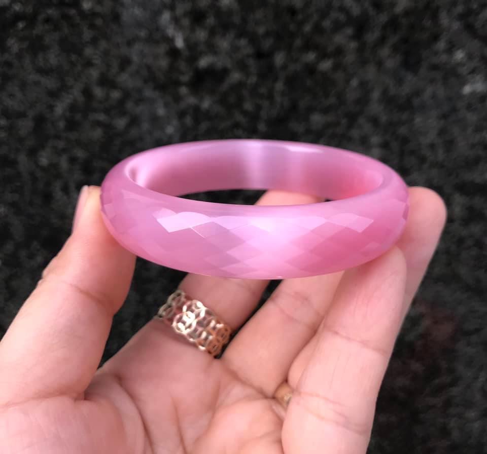 VÒNG TAY BẢN LIỀN CẮT GIÁC ĐÁ MẮT MÈO HỒNG [ CÓ NI TỪ 55-58MM]