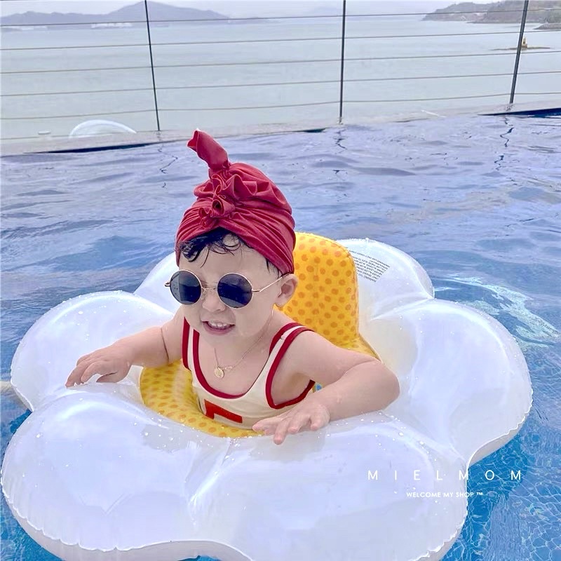 Phao bơi cho bé gái tập bơi
