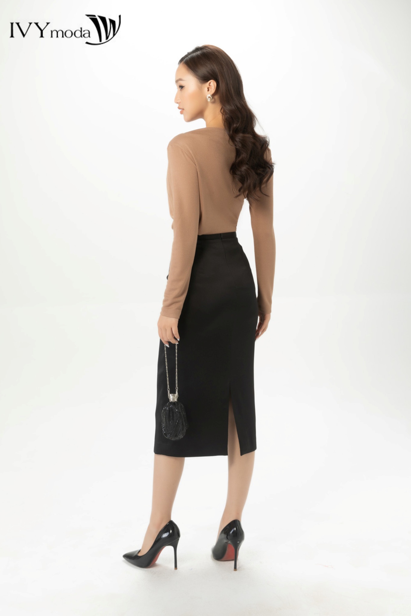 Chân váy lụa dáng bút chì IVY moda MS 31M7147
