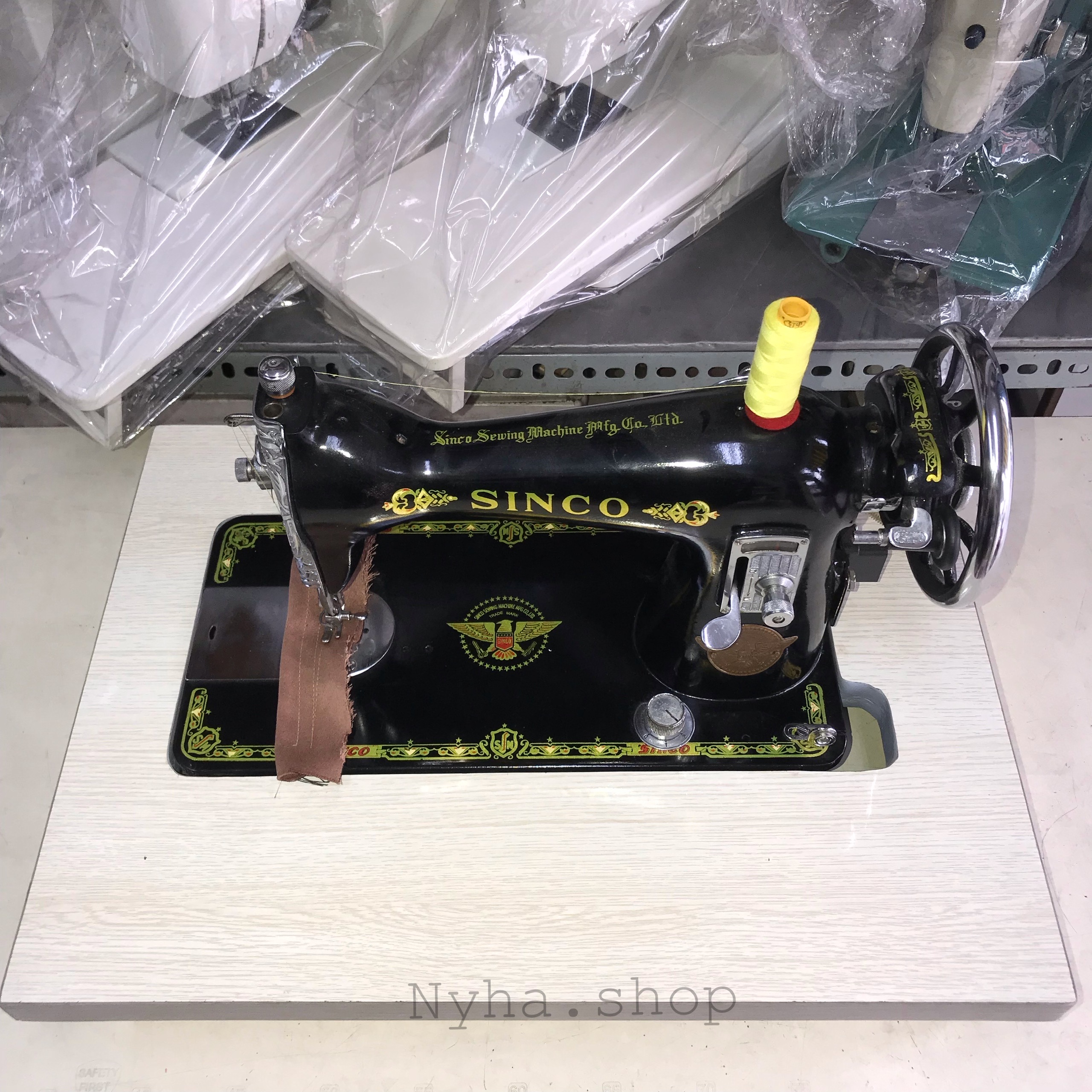 ĐẾ GỖ MÁY MAY CON BƯỚM CÓ ỐC BẢN LỀ (KHÔNG BAO GỒM ĐẦU MÁY)
