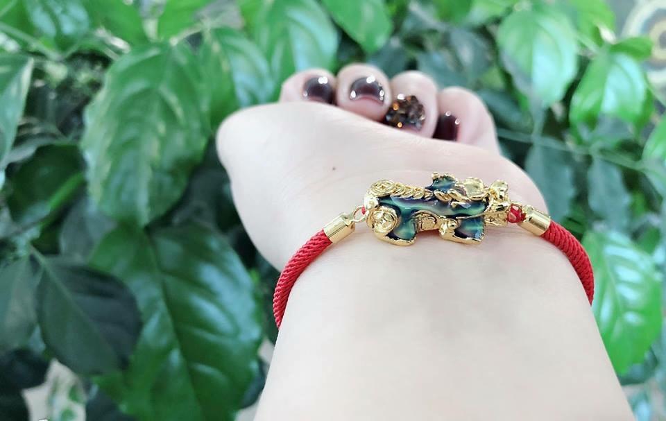 Vòng Tay Dây Đỏ Tỳ Hưu Đổi Màu May Mắn
