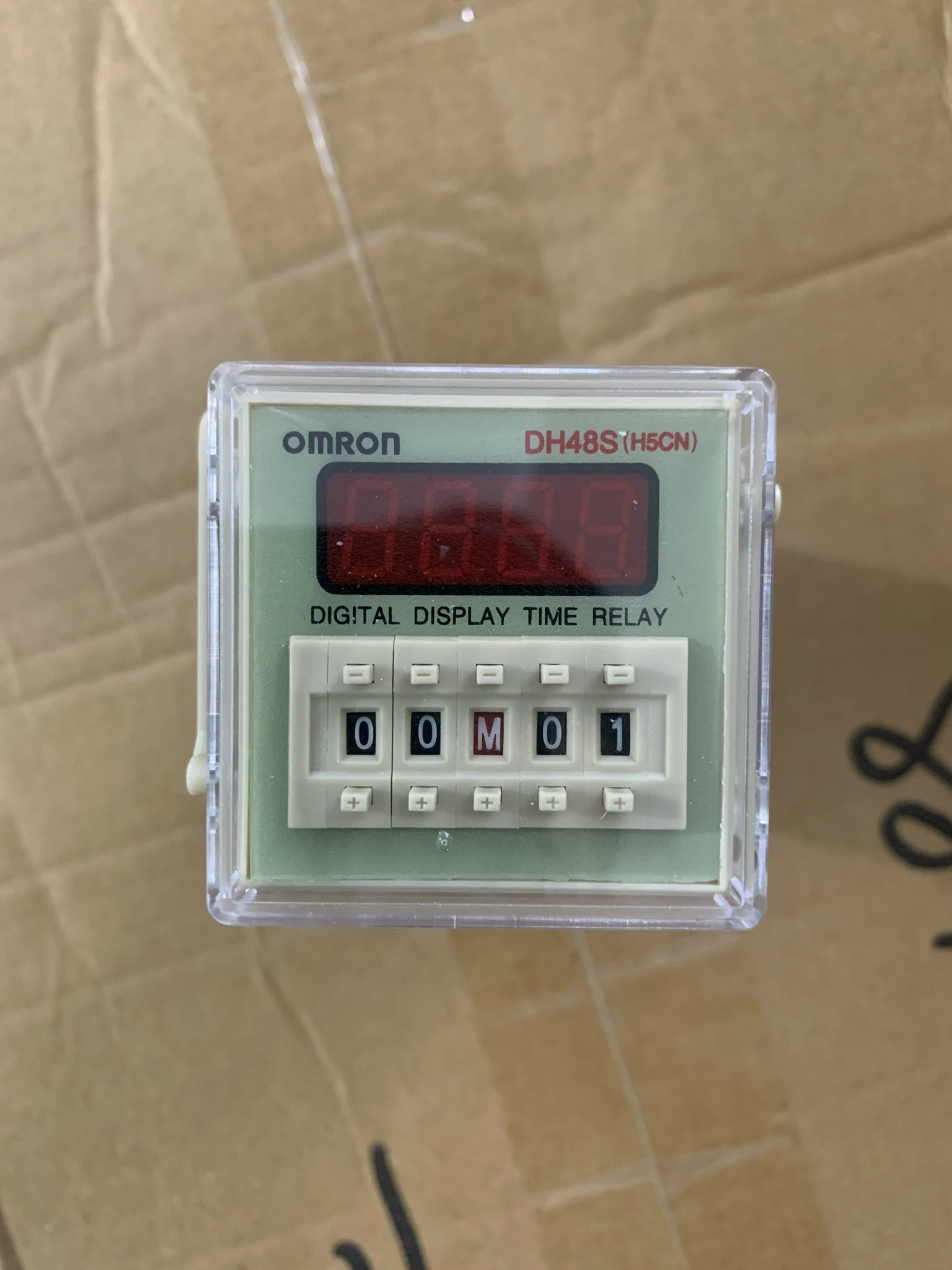 Rơle thời gian dh48s-1z omron mặt đỏ kèm đế.220v