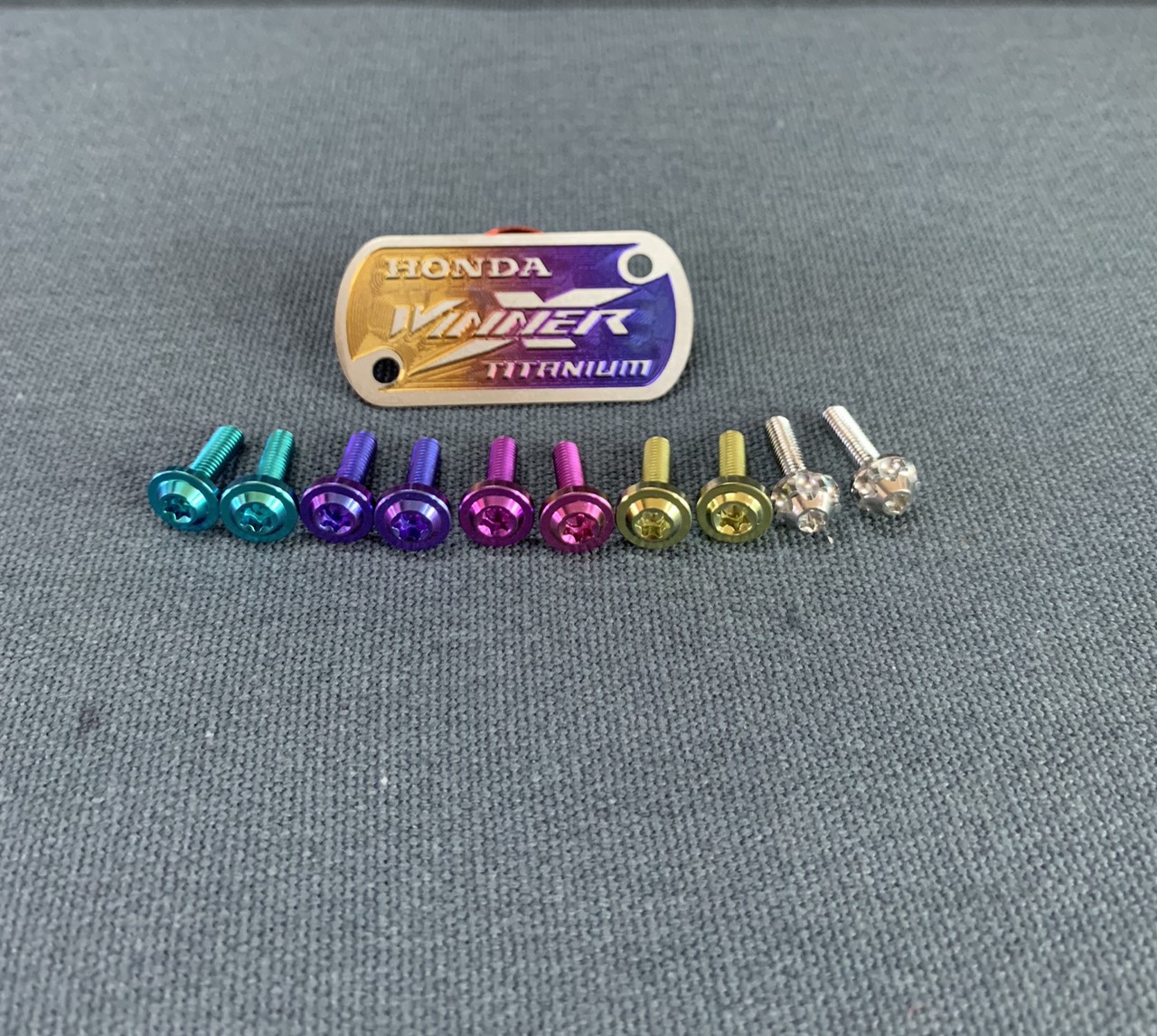 Tem titan nắp dầu winnerX+2 ốc