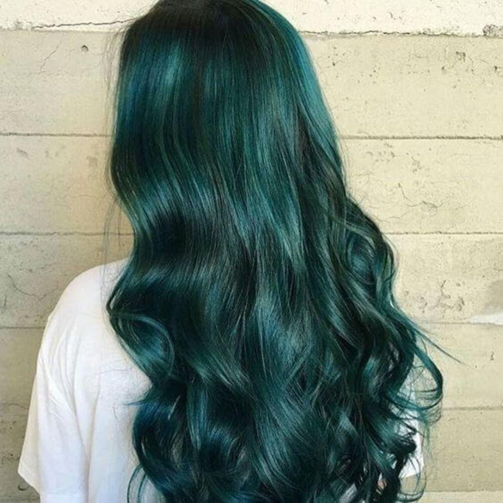 Tóc màu xanh lá đang trở thành xu hướng tóc hot nhất hiện nay. Nếu bạn muốn thử nghiệm một màu tóc mới mẻ và gây ấn tượng, hãy đổi sang màu xanh lá ngay. Không chỉ trẻ trung, phóng khoáng, kiểu tóc này còn giúp bạn trông thật nổi bật và sành điệu. Click để xem hình ảnh đi kèm và cảm nhận sự mới lạ của nó nhé!