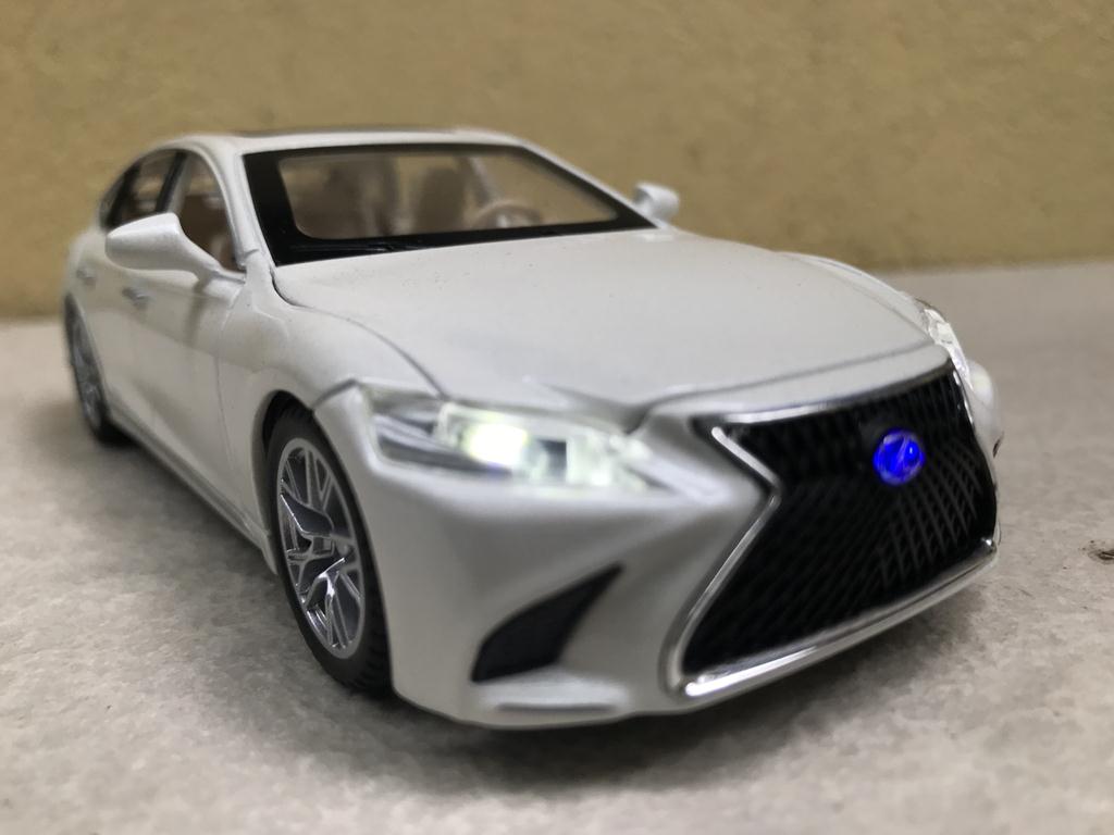 Mô hình xe ô tô LEXUS LS500h - 1:32