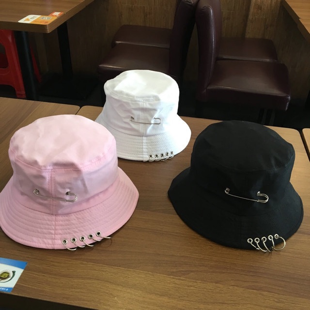Nón Bucket Phối Khoen Và Gim Băng