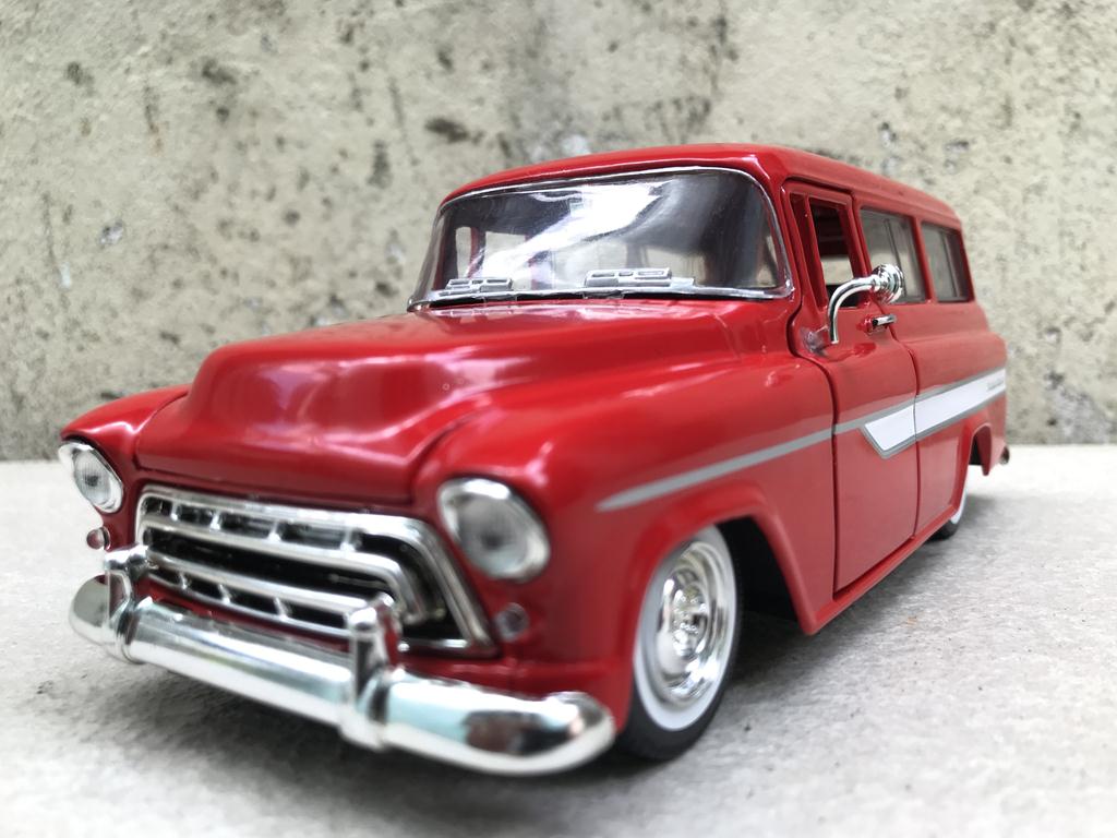 Mô hình xe cổ CHEVY SUBURBAN 1957 1:24