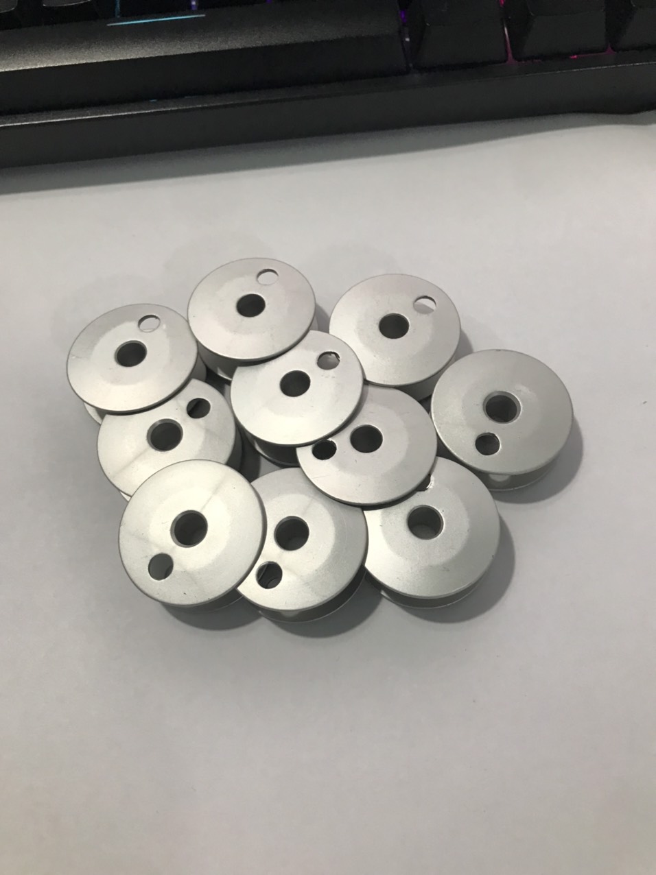Suốt máy 2 kim công nghiệp ổ lớn.