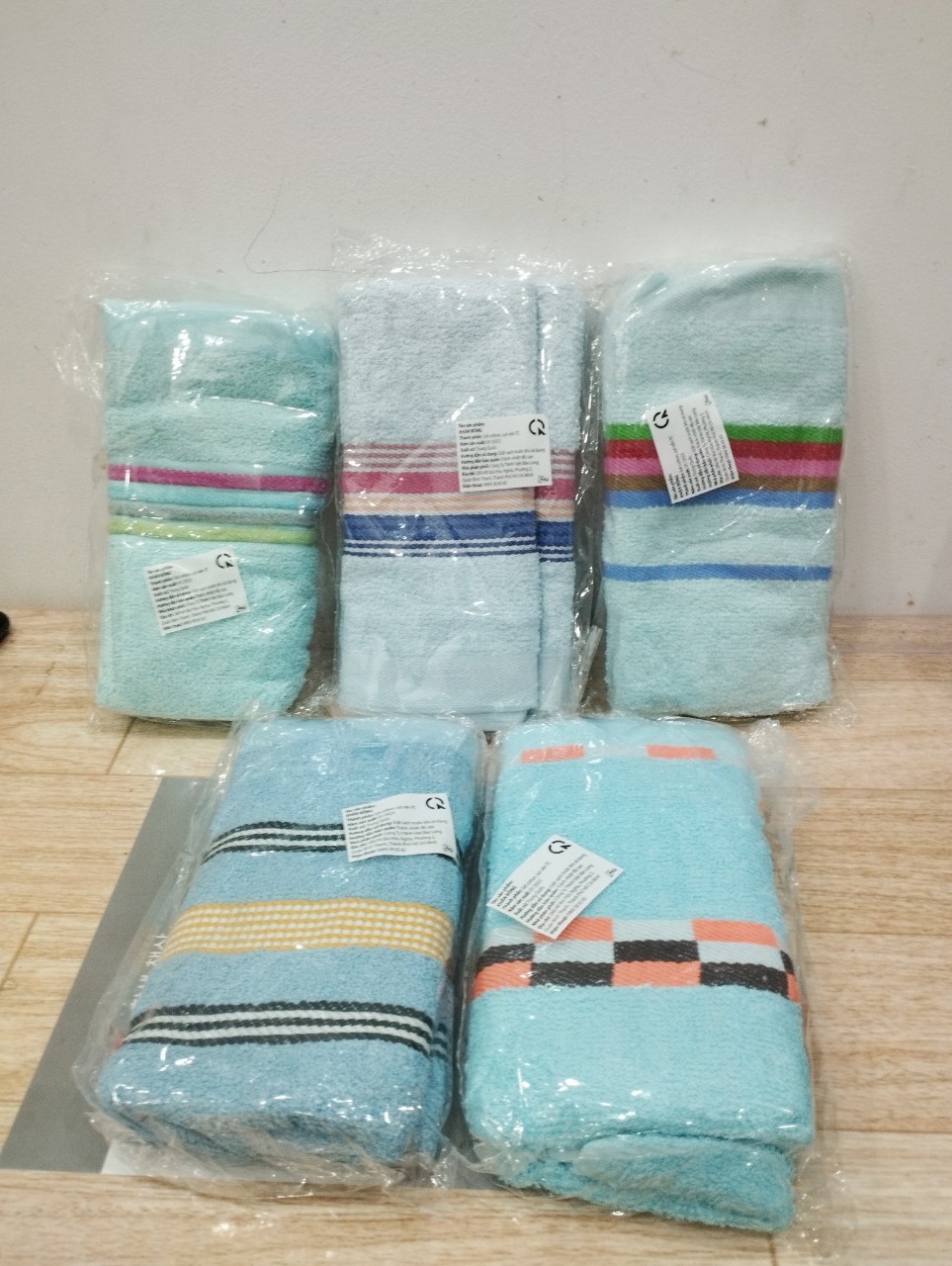 Khăn tắm 35 x 75cm màu xanh dương ngẫu nhiên