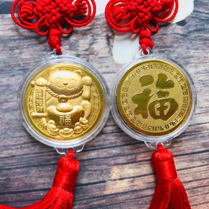 [HCM]Dây treo đồng xu Mèo Thần Tài vàng may mắn mặt trước là hình chú mèo chiêu tài dễ thương quen thuộc của Nhật Bản Kích thước dây treo may mắn là 30x4.5cm (Dài x Rộng) - SP005086