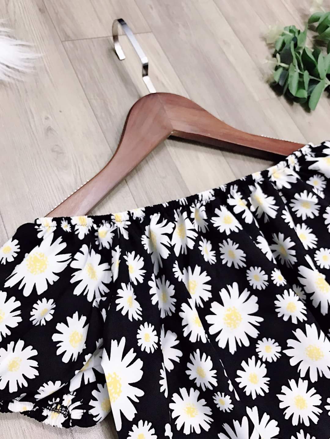Set áo hoa cúc trễ vai chân váy dúng kiểu