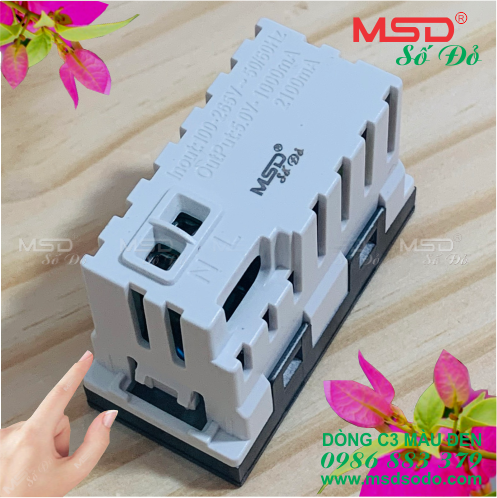 HẠT USB 2.1A 5VDC ÂM TƯỜNG- DÒNG C3 MÀU ĐEN BÓNG