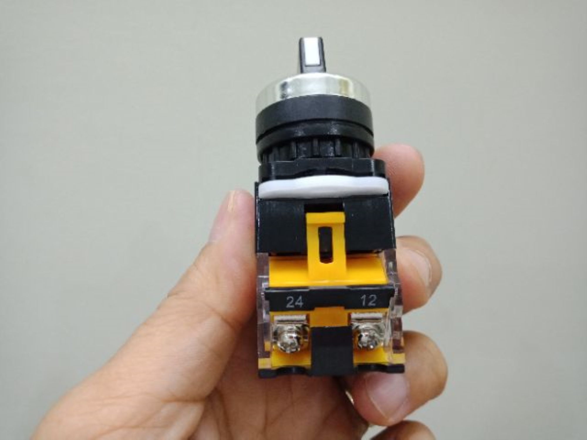 Công tắc xoay LA38 3 vị trí phi 22mm