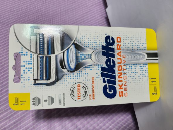 SkinGuard Razor For Men With Sensitive Skin (1 handle and 2 refill Cartridges)