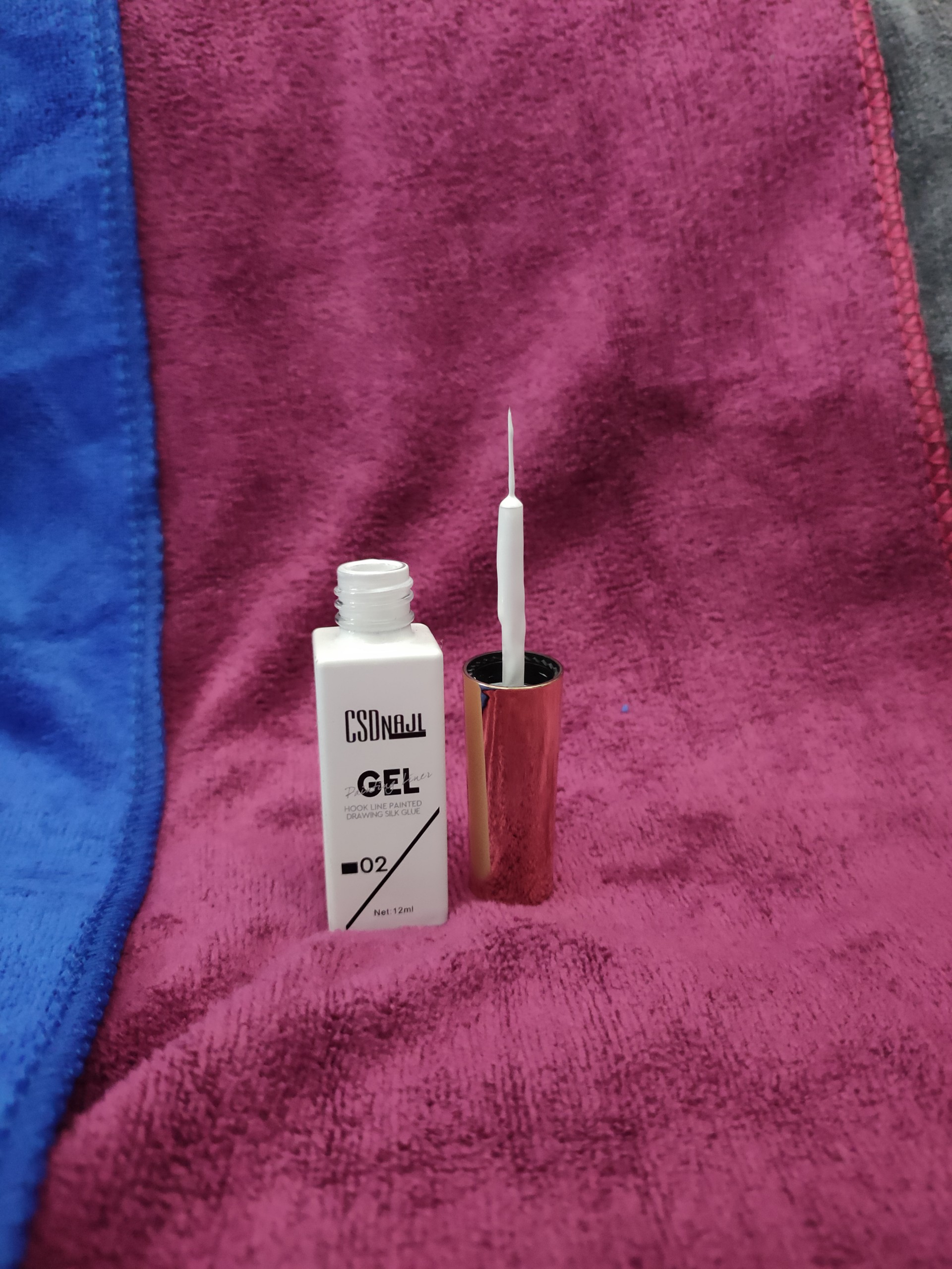 Cọ vẽ móng gel CSD Nail có màu trắng và màu đen