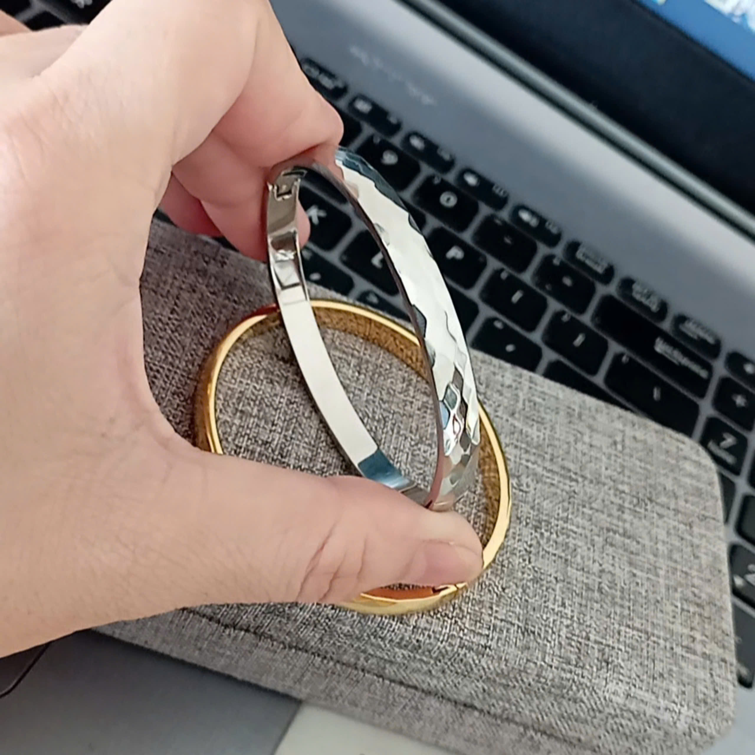 VÒNG TAY TITAN CHẠM LỤC GIÁC