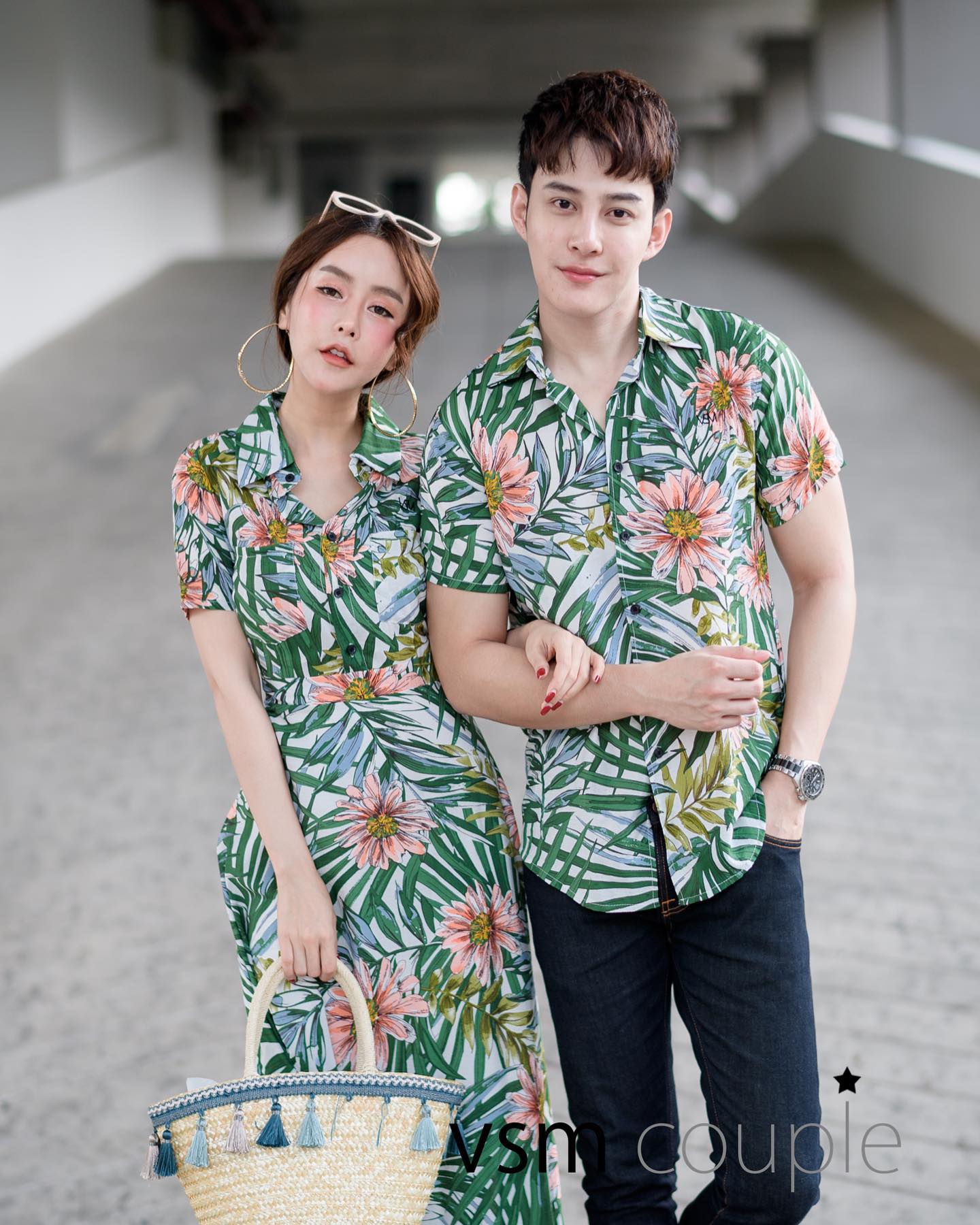 Đồ đôi đi biển in hoa lá tươi tắn